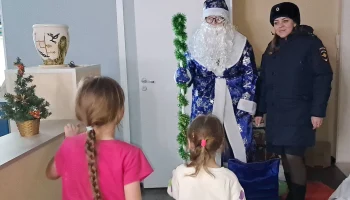 Полицейский Дед Мороз подарил новогоднее чудо юным губахинцам