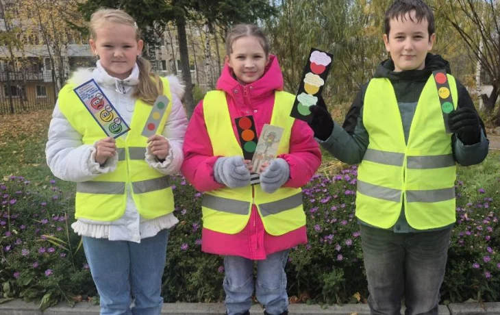 Госавтоинспекторы вместе с отрядом ЮИД и общественниками провели акцию для пешеходов