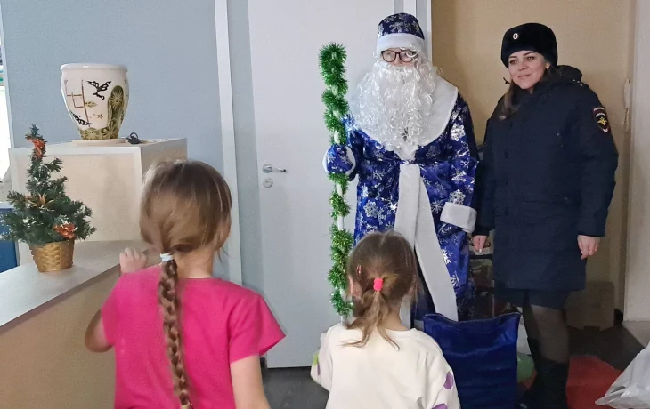 Полицейский Дед Мороз подарил новогоднее чудо юным губахинцам Полицейский Дед Мороз подарил новогоднее чудо юным губахинцам