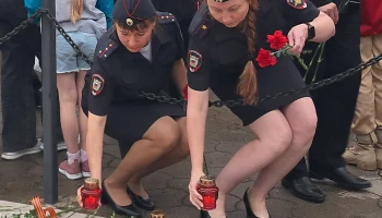 Сотрудники полиции присоединились к акции &laquo;Свеча памяти&raquo;, посвящённой Дню памяти и скорби