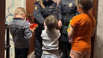 В Гремячинске сотрудники полиции поздравили с Новым годом юных жителей