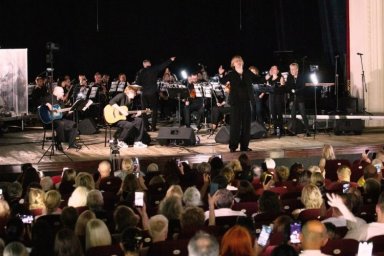 Выступление Валерия Стронского и оркестра в Новороссийске прошло в условиях отключения света Выступление Валерия Стронского и оркестра в Новороссийске прошло в условиях отключения света